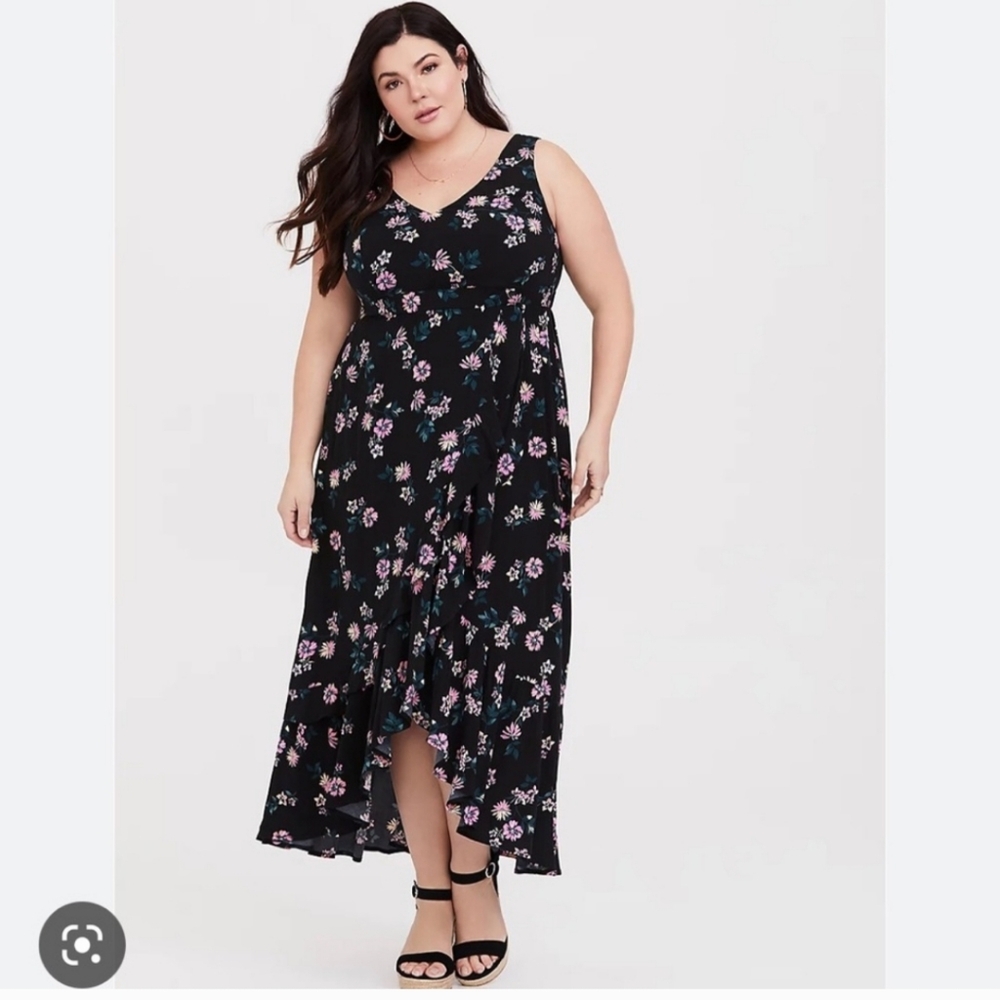 🩷Torrid 1X Black Floral Challis Maxi Wrap Dress